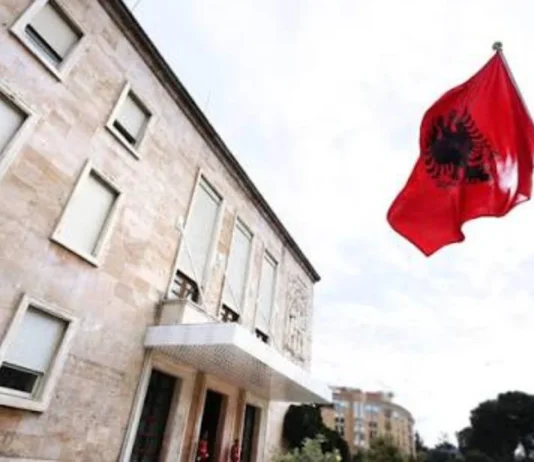 QEVERIA MIRATON KOMPENSIMIN PËR BIZNESET E DËMTUARA NGA DHUNA NË PROTESTA, 50 MILIONË LEKË EDHE PËR SHPENZIMET E MJEKIMIT TË VISHKULLIT